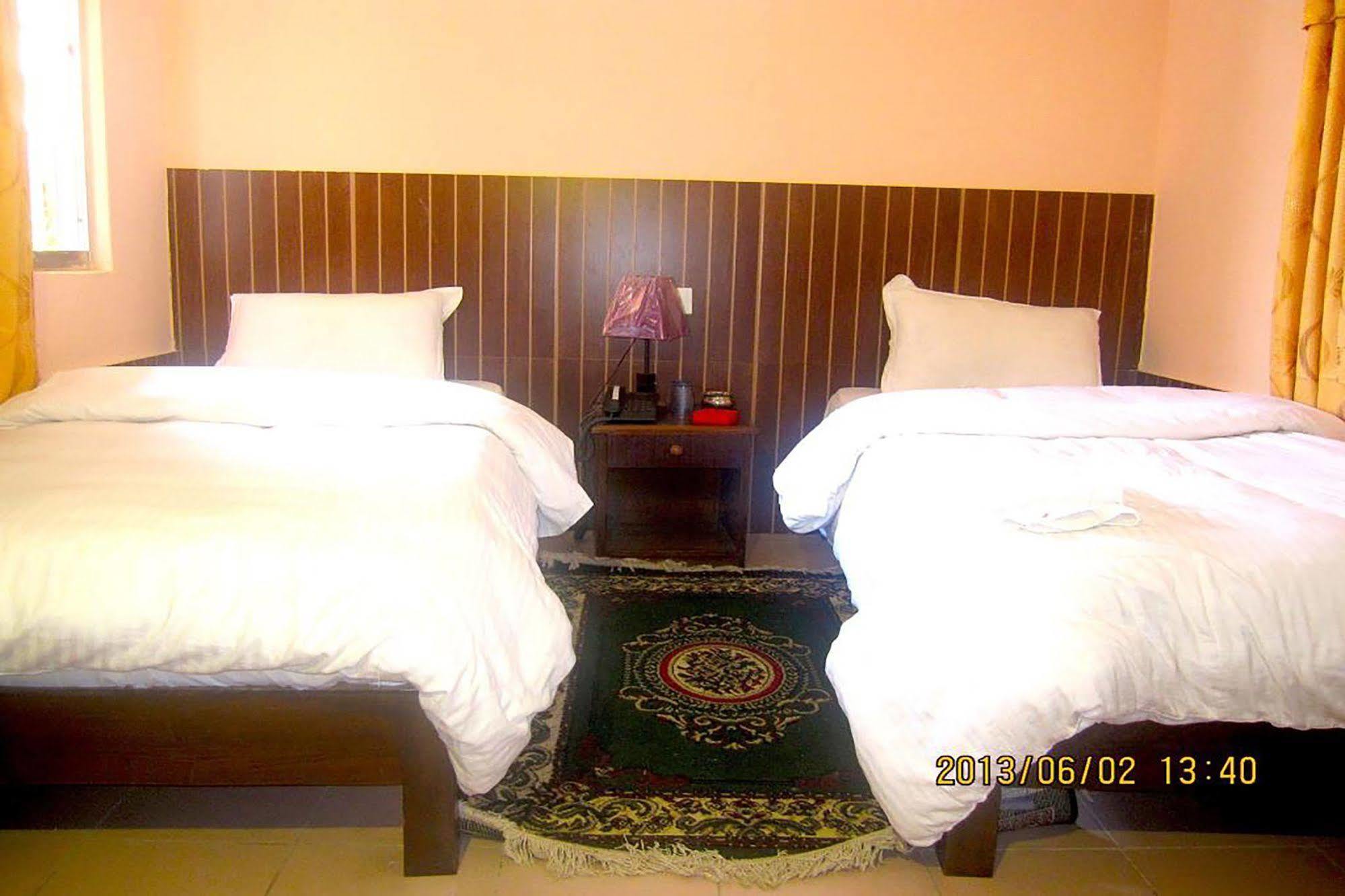 פוקהרה Hotel Half Moon מראה חיצוני תמונה