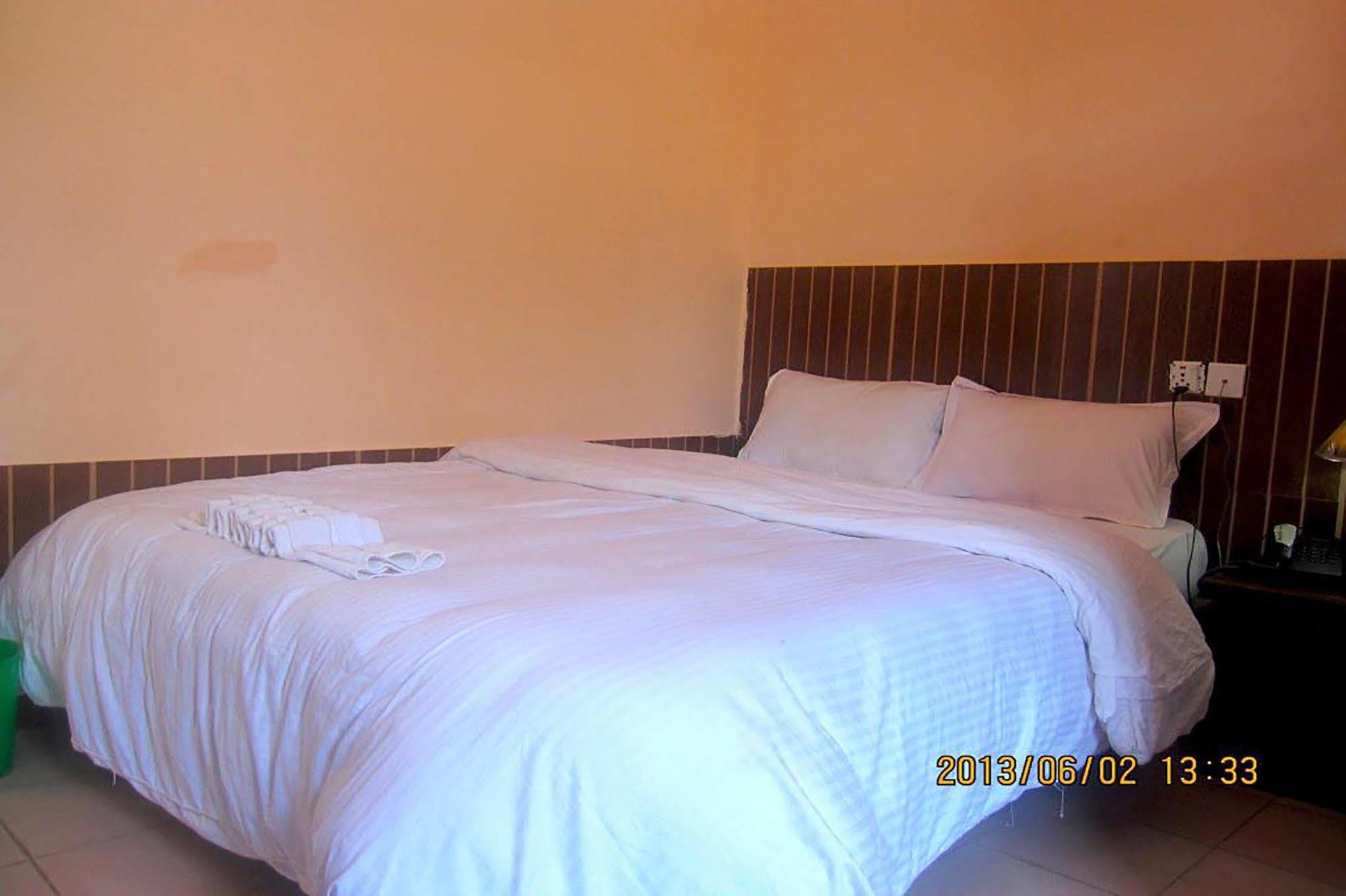 פוקהרה Hotel Half Moon מראה חיצוני תמונה