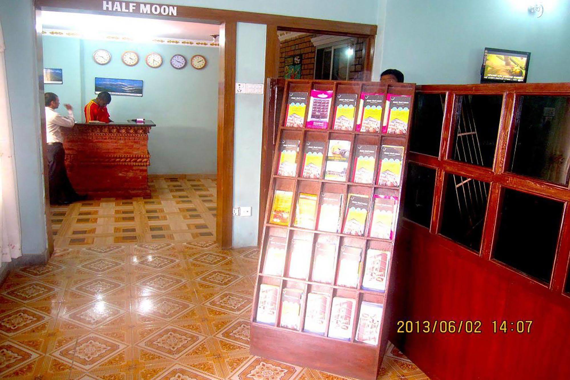 פוקהרה Hotel Half Moon מראה חיצוני תמונה