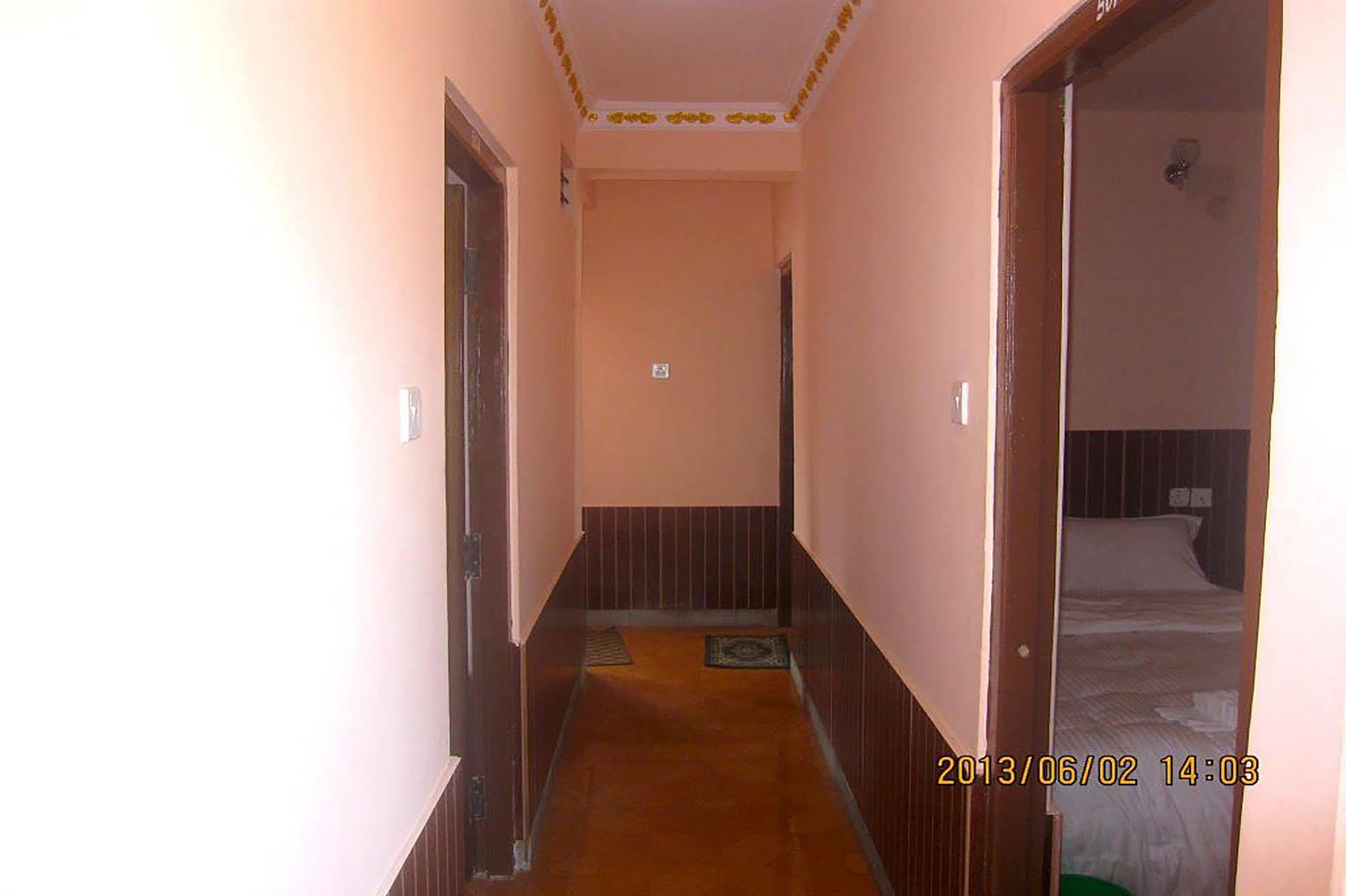 פוקהרה Hotel Half Moon מראה חיצוני תמונה